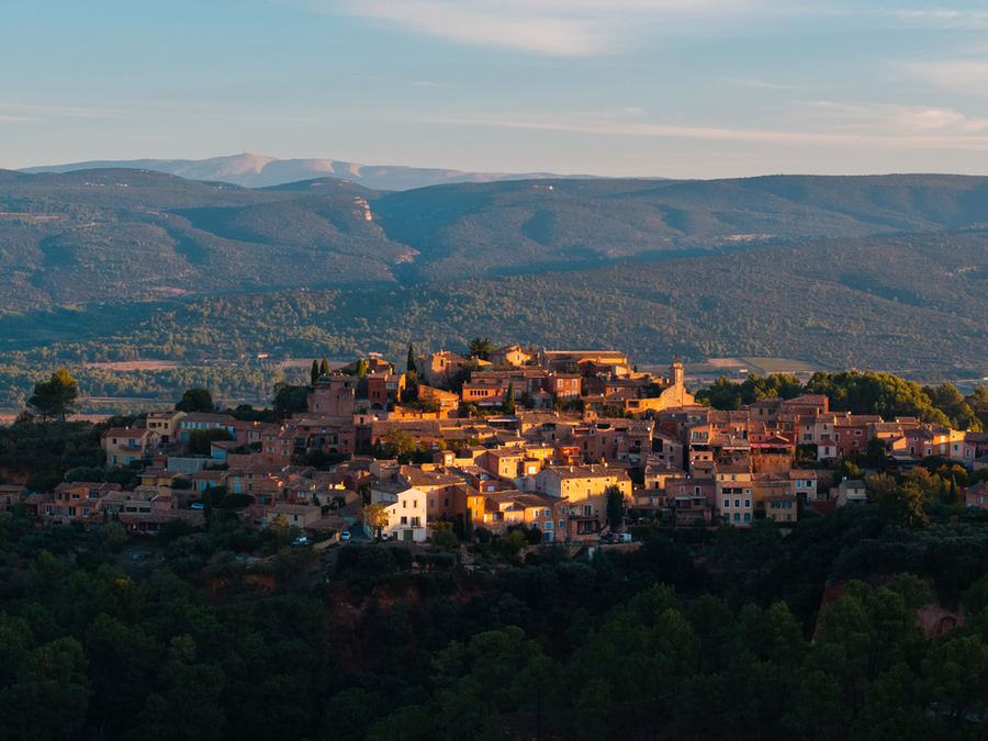 Village perché du Luberon au coucher du soleil